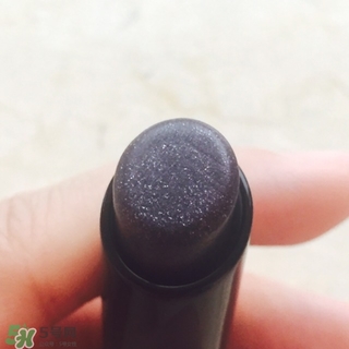 嬌蘭小黑裙007顯色嗎？嬌蘭小黑裙007適合唇色淺的嗎？