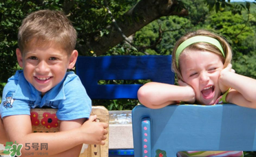 什么原因?qū)е潞⒆有愿駜?nèi)向？孩子性格內(nèi)向該怎么辦？