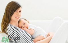 哺乳期能不能涂口紅呢？哺乳期涂口紅對寶寶有危害嗎？