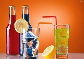 為什么喝碳酸飲料打嗝嗆鼻子？碳酸飲料為什么會冒泡