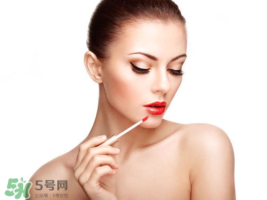 哺乳期能不能涂口紅呢？哺乳期涂口紅對寶寶有危害嗎？