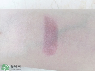 嬌蘭小黑裙007顯色嗎？嬌蘭小黑裙007適合唇色淺的嗎？