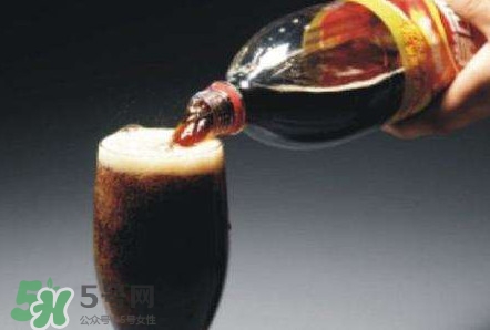 為什么喝碳酸飲料打嗝嗆鼻子？碳酸飲料為什么會冒泡