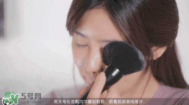 化妝刷上底妝好還是海綿上底妝好 化妝刷上底妝好還是海綿上底妝好