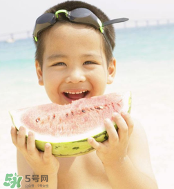 夏天寶寶能不能吃冰西瓜呢？冰西瓜寶寶能吃嗎？