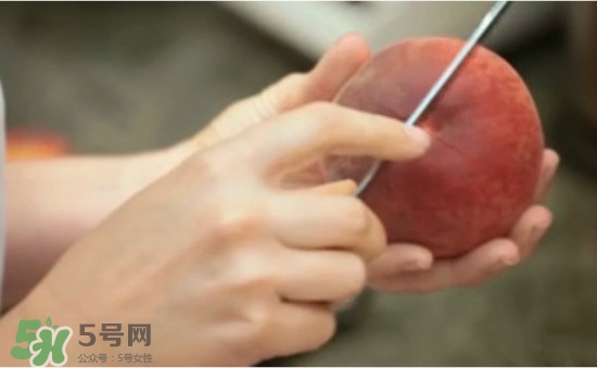 吃桃子要不要削皮？吃桃子的去皮方法