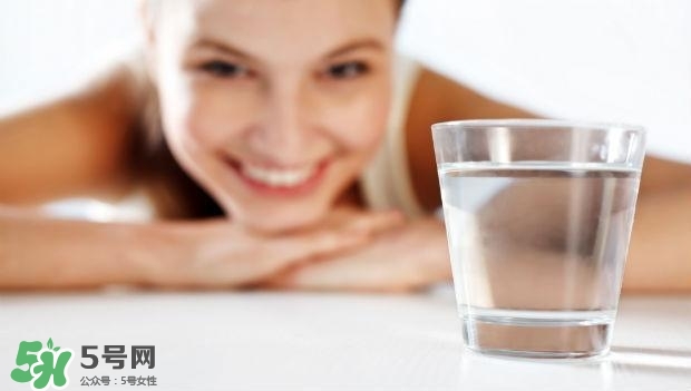 30天不喝飲料，妹子的對比照令人震驚 喝白開水的好處