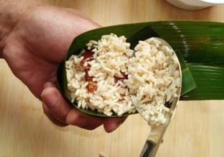 包粽子是生米還是熟米？包粽子的米是煮的還是生的？