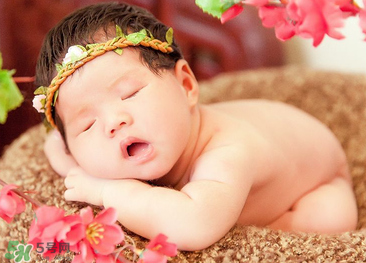 寶寶臍帶消毒是用碘伏還是用酒精？寶寶臍帶用什么消毒好？