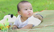 夏天寶寶睡覺(jué)穿什么好？夏天寶寶睡覺(jué)能光著睡嗎？