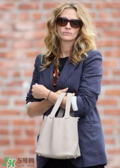 hermes菜籃子包怎么搭配？愛(ài)馬仕菜籃子包街拍上身圖