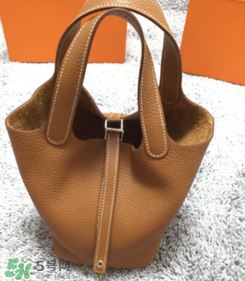 hermes菜籃子包怎么搭配？愛(ài)馬仕菜籃子包街拍上身圖