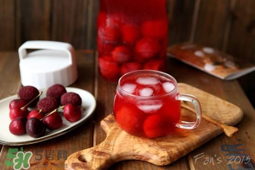 楊梅汁怎么洗干凈？衣服上的楊梅汁怎么洗？