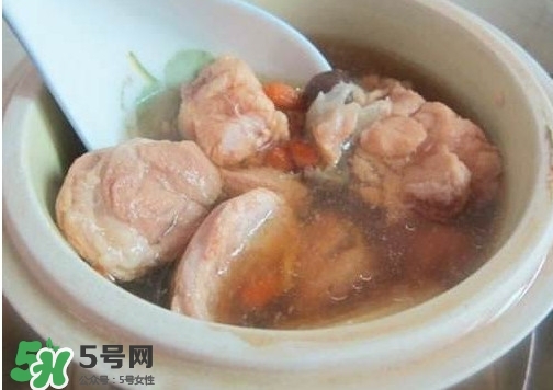 鱷魚肉燉湯要去皮嗎？鱷魚肉煲湯新鮮的好還是干的好
