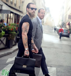 為什么黑色衣服會變紅？黑色衣服變紅了怎么辦？