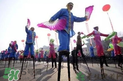 游百病是什么意思？為什么要在端午節(jié)游百?。?></p><p>男女老幼往野外游玩， 穿新衣， 在中午一時(shí)左右， 路上山上或樹下擠滿人群，手抱花草， 非?？鞓?。晚上回家將花草和水煮開洗澡，老年人稱為“游百病”及“洗百病”，不出去游百病及洗百病的人，一年到頭就不會(huì)獲得吉利。</p><h3>哪些地方舉行游百病</h3><p>“游百病”流行甚廣，在四川、陜西、貴州等地都有較大的影響力，是通過四處游走散步祈求身體健康的一種傳統(tǒng)民俗活動(dòng)。2013年，四川閬中“游百病”成功申請(qǐng)“中國體育非物質(zhì)文化遺產(chǎn)”，讓全國人民對(duì)“游百病”有了初步的了解，但事實(shí)上 ，“游百病”在各地區(qū)是不盡相同的。</p><p>四川閬中市的游百病活動(dòng)是在每年的正月十六舉行。這一天，家家戶戶都會(huì)走到戶外，或游走，或登高，以祈禱來年百病消。</p><p style=