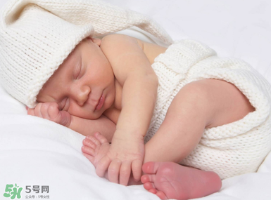 寶寶坐不穩(wěn)的原因 寶寶為什么會坐不穩(wěn)呢？