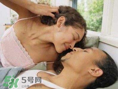 用延時(shí)噴劑后需要戴避孕套嗎？延時(shí)噴劑說(shuō)明及其使用方法