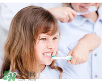 兒童換牙還沒(méi)掉就長(zhǎng)牙正常嗎？?jī)和瘬Q牙先長(zhǎng)牙是為什么？