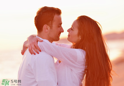 單身戒指戴哪個(gè)手指？單身戒指的戴法