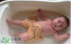 寶寶可以用金銀花水洗澡嗎？金銀花水洗澡好嗎?