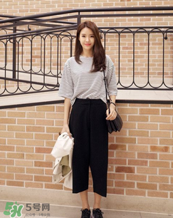 黑色闊腿褲配什么上衣？黑色闊腿褲搭配上衣圖片