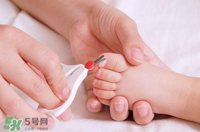 寶寶指甲多久剪一次？寶寶指甲多大可以剪？