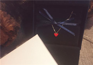 ahkah小紅心項(xiàng)鏈多少錢？ahkah紅心鎖骨鏈專柜價(jià)格