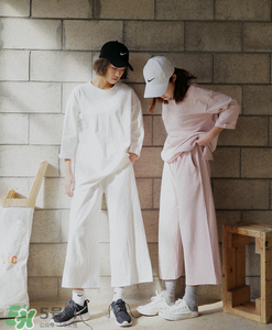 粉色闊腿褲配什么鞋子？粉色闊腿褲搭配鞋子圖片