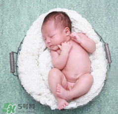 嬰兒吃藥后多久可以吃奶？嬰兒吃藥后多久可以喝奶粉？