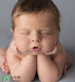 嬰兒吃藥后多久可以吃奶？嬰兒吃藥后多久可以喝奶粉？