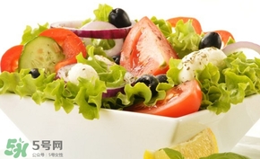 水果沙拉放酸奶還是沙拉醬好？蔬菜沙拉用什么沙拉醬？