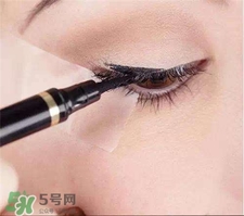 眼線(xiàn)液弄衣服上怎么洗掉?眼線(xiàn)液撒衣服上怎么辦?