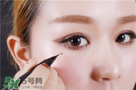 眼線(xiàn)液弄衣服上怎么洗掉?眼線(xiàn)液撒衣服上怎么辦?