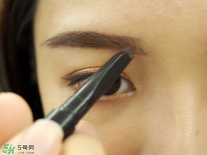 新手怎樣修眉畫(huà)眉 新手如何學(xué)會(huì)修眉畫(huà)眉