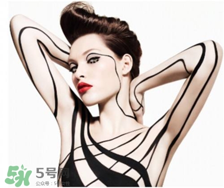 眼線(xiàn)液弄衣服上怎么洗掉?眼線(xiàn)液撒衣服上怎么辦?