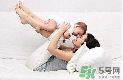 母乳喂養(yǎng)要喂水嗎？純母乳喂養(yǎng)要不要喂水？