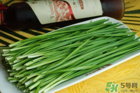 楊梅和韭菜能一起吃嗎？喝楊梅湯能吃韭菜嗎？