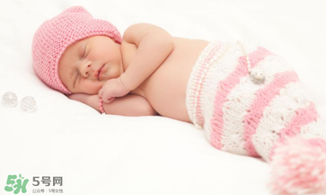 夏天寶寶需要穿襪子睡覺嗎？寶寶夏天睡覺要穿襪子嗎？