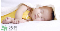 夏天寶寶需要穿襪子睡覺嗎？寶寶夏天睡覺要穿襪子嗎？