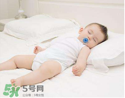 夏天寶寶需要穿襪子睡覺嗎？寶寶夏天睡覺要穿襪子嗎？