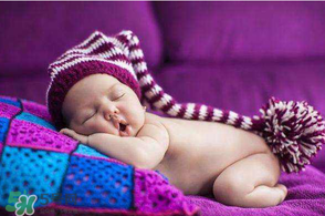 夏天寶寶需要穿襪子睡覺嗎？寶寶夏天睡覺要穿襪子嗎？