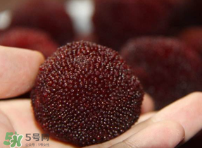 楊梅籽可以吞下去嗎？楊梅籽吞下去了怎么辦？