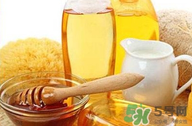 吃螃蟹可以喝蜂蜜水嗎？吃螃蟹能喝橙汁嗎？