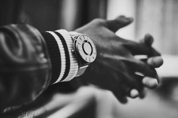 eone手表怎么看時(shí)間？eone手表時(shí)間怎么調(diào)？