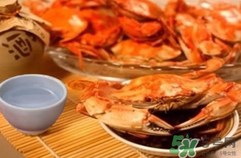 吃花蓋蟹可以喝啤酒嗎？吃花蓋蟹能喝啤酒嗎