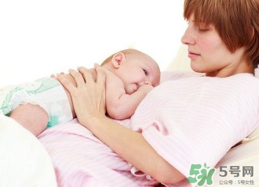 母乳喂養(yǎng)要喂水嗎？純母乳喂養(yǎng)要不要喂水？