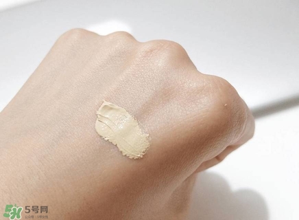 油痘皮用什么粉底液好 適合油痘皮的粉底液 油痘皮用什么粉底液好 適合油痘皮的粉底液