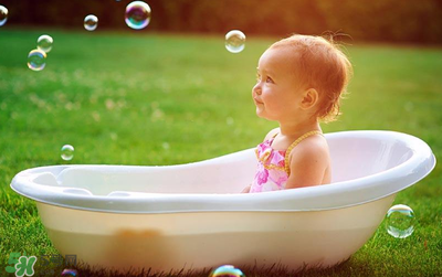 嬰兒浴盆什么樣子的好？嬰兒浴盆常見款式介紹