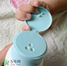 爽身粉可以擦臉上嗎？臉上可不可以涂爽身粉？